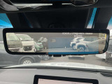 【スマートルームミラー】後方の映像を高精細モニターに映し出し、荷物や乗員で視界が遮られても安全に確認可能。夜間や雨天でもクリアな視界を確保する先進装備です。