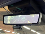 【デジタルインナーミラー】後席の大きな荷物や同乗者で後方が確認しづらい時でも安心!カメラが撮影した車両後方の映像をルームミラー内に表示。クリアな視界で状況の確認が可能です!