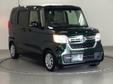 狭い駐車場でも、スライドドアならチャイルドシートへのお子さまの乗降や荷物の積載もスムーズ。とても便利な【助手席側。電動スライドドア】ドアハンドを少し引くだけでリアドアが自動開閉します。