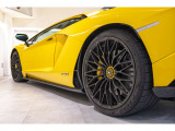 Rims Diantus forged 20/21 high gloss black with Black central locking /  Yellow brakes calipers /  Fully electric and heated seats /  Black rear suspension springs