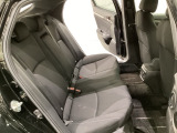 リアシートは足元も広く、長距離運転になってもゆったりとできるように、アームレストがついてます。