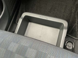 助手席にはアンダートレイも備えちょっとした収納に便利です。