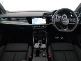運転に必要な情報をメーター内に集約し、ドライバーの安全で快適な運転に寄与するコックピット