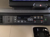 オートエアコンがついてますので、簡単操作で快適に過ごせます。リア熱線のスイッチの中にサイドミラーヒーターも入っています。パネル内のシートヒータースイッチは前席の左右別々に2段階で温度設定ができます。