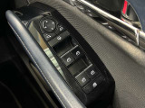 ロック操作に連動して開閉する自動格納ミラーを装備。駐車時に利便性を高める便利な機能です。