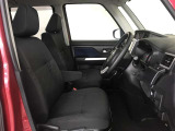 高いホールド性で運転姿勢が安定します。長距離ドライブでも疲れにくいのが魅力です。快適なドライビングライフをお送りください♪