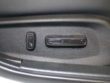 パワーシート装備車です。電動でシートが動きます、高級感がありとても便利な機能です!