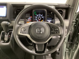 ハンドルにHondaセンシング系のクルーズコントロールやレーンキープアシストなどのスイッチと、オーディオの操作スイッチが装備されています。ハンドルから手を離さず安全に操作できます。