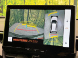 【パノラミックビューモニター】専用のカメラにより、上から見下ろしたような視点で360度クルマの周囲を確認することができます☆死角部分も確認しやすく、狭い場所での切り返しや駐車もスムーズに行えます。