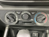 寒い冬も暑い夏も全席に快適な空調を届けてくれる、ダイヤル式エアコンを装備♪