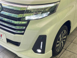【LEDヘッドライト】悪天候や夜間走行時も良好な視界を確保し安心して運転できる高輝度LEDヘッドライトを装備!点灯速度が早く、消費電力も抑えられています。