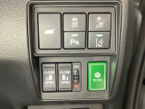両側電動スライドドアは運転席から操作ができるよう、操作スイッチが付いています。Hondaセンシング用のVSA(ABS+TCS+横滑り抑制)解除と路外逸脱抑制機能などのスイッチもあります。
