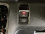 セレクトレバーの右に電子制御パーキングブレーキがあります。スイッチひとつで、停車した地点の傾斜などをシステムが検知・判断してブレーキ力を自動的に最適制御し、しっかり停車できるパーキングシステムです。