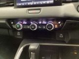 運転席・助手席、それぞれで温度調節が可能なオートエアコンです。シートヒーター付きなので、寒い日も快適です。