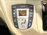 【オートエアコン】一度お好みの温度に設定すれば、車内の温度を検知し風量や温度を自動で調整。暑い&hellip;寒い&hellip;と何度もスイッチ操作をする必要はありません。快適な車内空間には必須の機能ですね♪