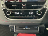 【左右独立オートエアコン】左右席で独立温度コントロールが可能です。運転席はキンキンに冷やして助手席はマイルドにと言った設定が可能です☆暑さ寒さでケンカすることもなくなりますね♪