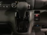CVT車のセレクトレバーです。低速から高速まで、変速ショックのないスムーズな走りと、エンジン効率のよい領域を維持して燃費にも貢献します。サイドブレーキはスイッチ操作の電子制御パーキングブレーキです。