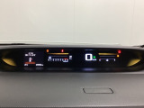 デジタル表示のスピードメーターとタコメーターを大きく配した見やすいメーター部になっています。左側のインフォメーション画面でオドメーターや燃費などの情報を確認できます。