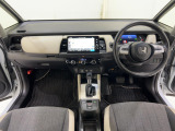 ドライバーを包み込むように、ディスプレーやスイッチ、コンソールを配置。座った瞬間から運転への期待が!空間そのものの心地よさにこだわっています。