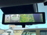 【インテリジェントルームミラー】後席の大きな荷物や同乗者で後方が確認しづらい時でも安心!カメラが撮影した車両後方の映像をルームミラー内に表示。クリアな視界で状況の確認が可能です!