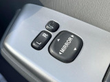 【電動格納ミラー】サイドミラーは電動格納式となっており、狭い駐車場でもキズがつくリスクを抑えられます。