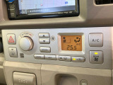 【オートエアコン】一度お好みの温度に設定すれば、車内の温度を検知し風量や温度を自動で調整。暑い&hellip;寒い&hellip;と何度もスイッチ操作をする必要はありません。快適な車内空間には必須の機能ですね♪