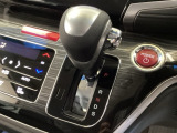 CVT車のセレクトレバーです。低速から高速まで、変速ショックのないスムーズな走りを実現するとともに、エンジン効率のよい領域を維持することで燃費にも貢献します。