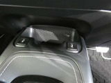 【シートヒーター】・・・寒い日や夏の冷房中に冷えやすい肩・腰・脚部を暖めるシートヒーター。
