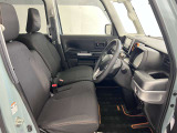 ゆったりと座れる運転席シートですのでストレスなく運転が出来ますよ!