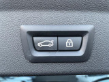 電動パワーゲートです。開閉がボタン1つで開け閉め行えます。また、状況に応じてのトランクハッチ開閉量を簡単に設定可能です。スマートオープナーも便利な機能です。ぜひお試しください。