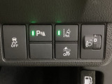 ハンドルの右側にはヘットライトリベライザーとHondaセンシング用のメインスイッチがついています。ヘッドライトリベライザーは道路状況や積荷の加重に応じてライトの高さを調節できます。