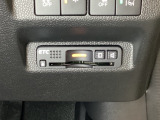 ハンドルの右下にETCがついています。高速道路の料金所の通過も楽々です!。 カードの取り出しもしやすい場所についています。