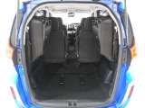 ◆サードシートは跳ね上げ式で、使用しない場合は荷室の拡大ができます。さらに広々なラゲッジスペースの出来上がりです!