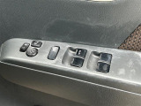 【パワーウインドウ】運転席のスイッチで、各席の窓ガラスの開閉ができます。あると便利ですよね。