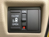 左側電動スライドドアは運転席からでも操作ができるように、ハンドル付近に開閉の操作スイッチが付いています。