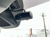 最近では付いてる車も多くなってきました。中古車ではまだまだ付いていればラッキーなドライブレコーダーです♪
