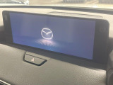 【マツダコネクト】車内の雰囲気にマッチした一体型タイプのディスプレイ。各種車輌設定やBluetooth再生等、様々な機能が楽しめます。専用SDカードのご購入で、ナビ機能も使用出来ます。