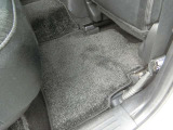 2列目足元も余裕の空間(^^♪ シートスライドも可能なので用途に応じ空間の調節も可能(^^♪