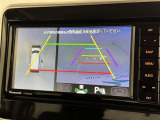 後方の見える安心をお届けするバックガイドモニター付:バックするときのアシストラインもあって楽々バック!車庫入れや縦列駐車をサポートし、苦手な駐車も安心です!今やもう手放せない装備ですネ♪