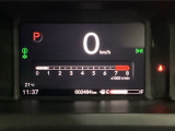 デジタル表示のスピードメーターとタコメーター、燃費やオドメーターなどの表示の他に、ホンダセンシング機能などの表示もできる多機能なマルチインフォメーション・ディスプレイです。