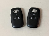 電子カードキーを携帯していれば、ドアハンドルやバックドアのリクエストスイッチを押すだけでドアの施錠・解錠が出来ます♪もちろん 遠隔操作も可能です!盗難防止のイモビライザー機能装備ですよ ☆