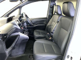 高いホールド性で運転姿勢が安定します。長距離ドライブでも疲れにくいのが魅力です。快適なドライビングライフをお送りください♪