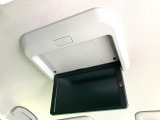 【後席モニター】家族や友人とお出かけする機会が多い方に大人気の後席モニターを装備!見やすい位置に画面がありテレビやDVDの視聴も快適!友達もお子様も、後席にしか乗らなくなるかも??