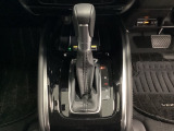 「e:HEV」は、モーター走行を中心にしながら電気エネルギーやエンジン動力を最も効率よく使い分けることができる賢いハイブリッドシステムです。サイドブレーキはスイッチ操作の電子制御パーキングブレーキです