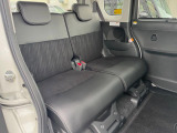 後部座席も気になるようなキズ・汚れやへたり等、大きなダメージはなく、良好な状態です。