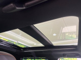 【大型サンルーフ】車内の解放感が一気に上がる大型のパノラマルーフ!季節を問わず開放的で快適なドライブをお楽しみいただけます。流通量も少なく希少価値の高い人気の装備です♪