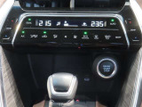 左右独立温度コントロールフルオートエアコンです。運転席、助手席それぞれで独立して温度設定ができます。冷え性の方が乗っても安心ですね♪