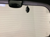 後方にもドライブレコーダーのカメラが付いています。前後両方でお車の周りを監視・記録いたします。