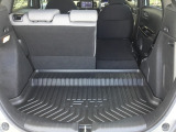 後席は分割可倒式で、用途に合わせてアレンジ可能。荷物の量や乗車人数に応じて柔軟に使える便利なシートです。