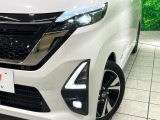 【LEDヘッドライト】悪天候や夜間走行時も良好な視界を確保し安心して運転できる高輝度LEDヘッドライトを装備!点灯速度が早く、消費電力も抑えられています。